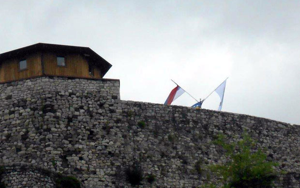 Љути због заставе